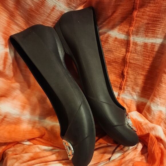 Black and Silver Crocs Loafers with Decorative Medallion Size 10 - Picture 5 of 5